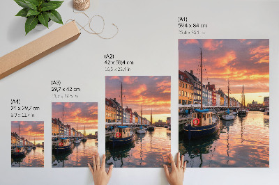 Wandposter Kleurrijke huizenblokken, weerspiegelingen in het water, de warmte van de hemel