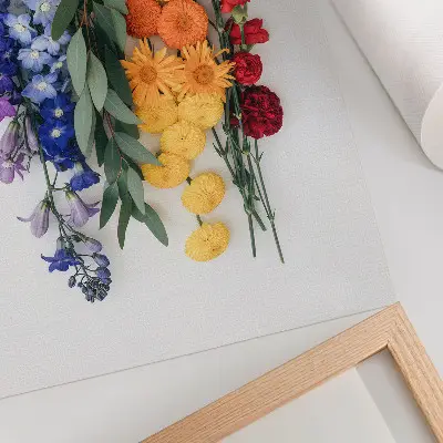Wandposter met bloemen in een verticale lijn in levendige kleuren voor een harmonieuze en natuurlijke sfeer