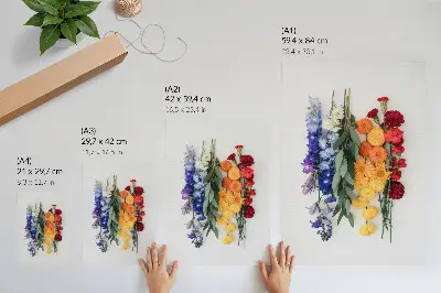 Wandposter met bloemen in een verticale lijn in levendige kleuren voor een harmonieuze en natuurlijke sfeer