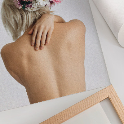 Decoratieve poster Een bloemstuk in het haar van een vrouw.