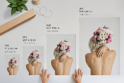 Decoratieve poster Een bloemstuk in het haar van een vrouw.