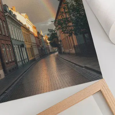 Poster kleurrijke huurkazernes met een regenboog onder een bewolkte lucht