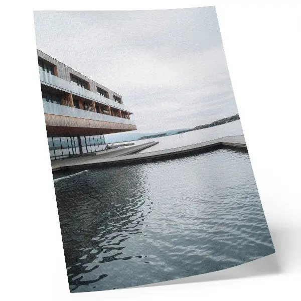 Decoratieve poster modern gebouw aan het water in minimalistische stijl van hout en glas