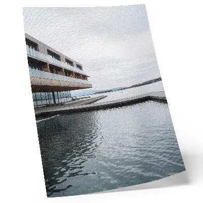 Decoratieve poster modern gebouw aan het water in minimalistische stijl van hout en glas