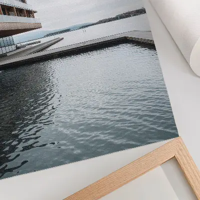 Decoratieve poster modern gebouw aan het water in minimalistische stijl van hout en glas