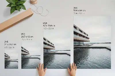 Decoratieve poster modern gebouw aan het water in minimalistische stijl van hout en glas