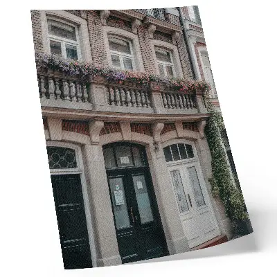 Wandposter bloemen op het balkon met een bakstenen gevel in klassieke stijl