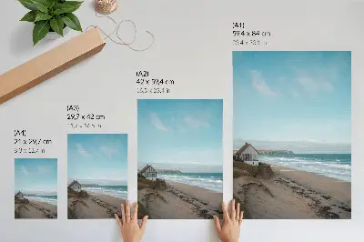 Poster met strand, golven en huis op een klif in pastelkleuren