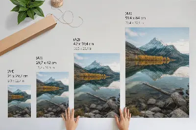 Wandposter natuurlandschap met bergen, meer en bomen in een rustgevende reflectie