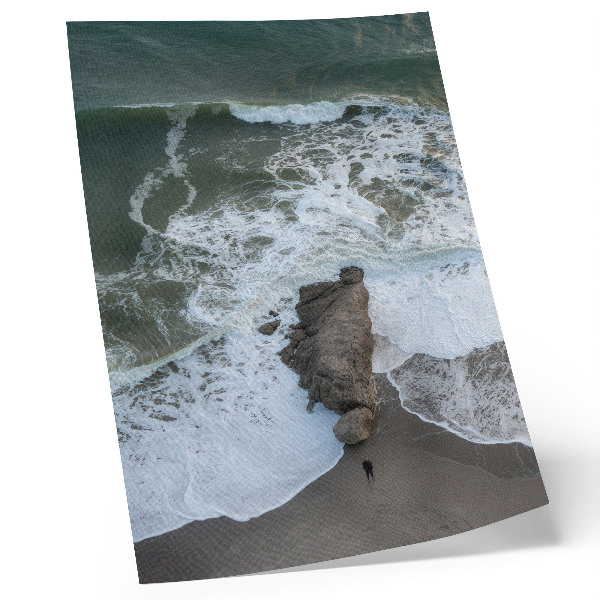 Wandposter Rotsachtige kust, oceaangolven, groen water