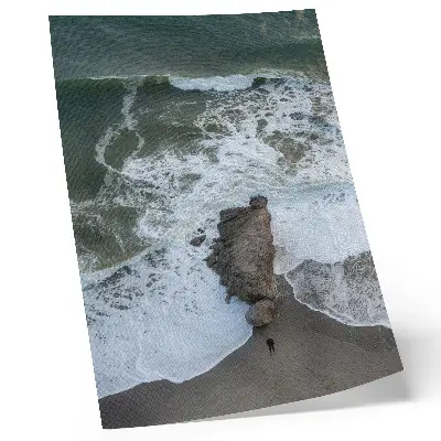 Wandposter rotsachtige kust met oceaangolven en groen water