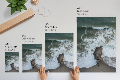 Wandposter Rotsachtige kust, oceaangolven, groen water