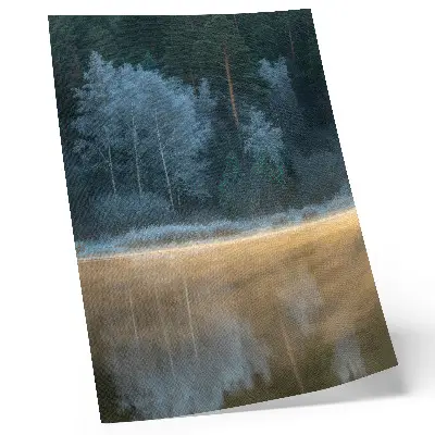 Poster met een verstild bos boven het wateroppervlak in een mystieke sfeer