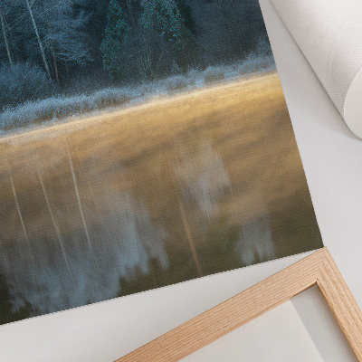 Poster Een stil bos boven het wateroppervlak, een mystieke aura.