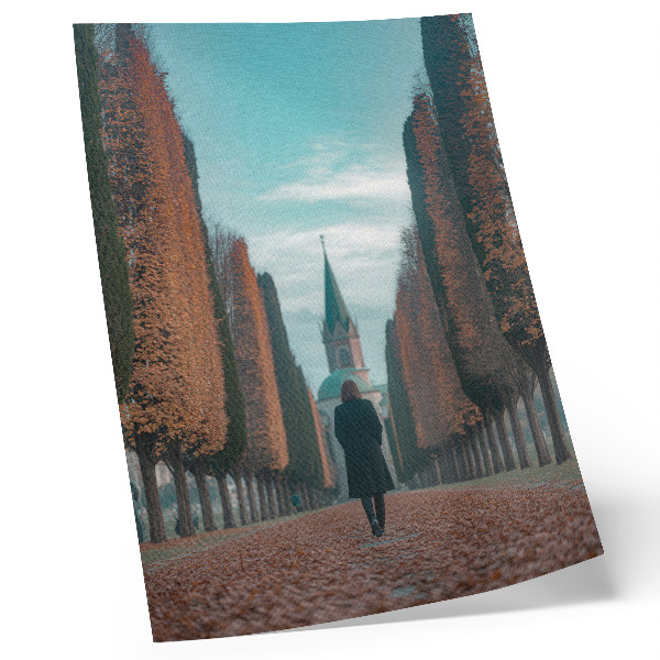 Wandposter Het steegje dat naar de historische kerk leidt.
