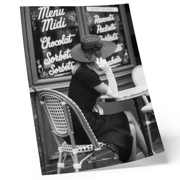 Poster een vrouw met een hoed aan een tafel in een café