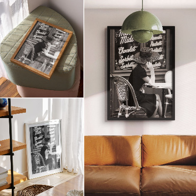 Poster Een vrouw met een hoed op aan een tafel in een café.