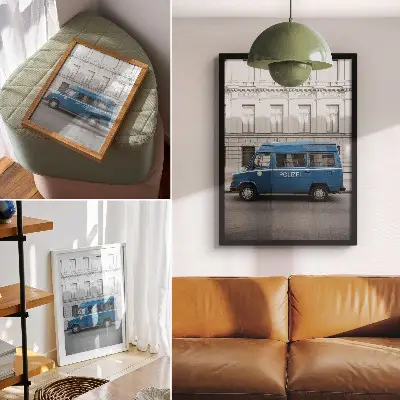 Poster met een blauwe politieauto en een gebouw op de achtergrond