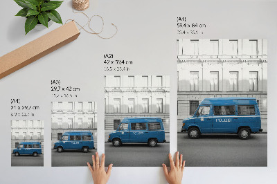 Poster Een blauwe politieauto met een gebouw op de achtergrond.