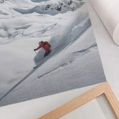 Wandposter skiër in actie met witte bergen en blauwe lucht