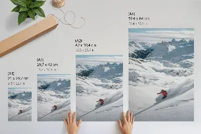 Wandposter skiër in actie met witte bergen en blauwe lucht