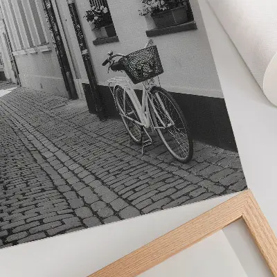 Decoratieve poster met een straatscène van huurkazernes met bloemen en een fiets in zwart-wit