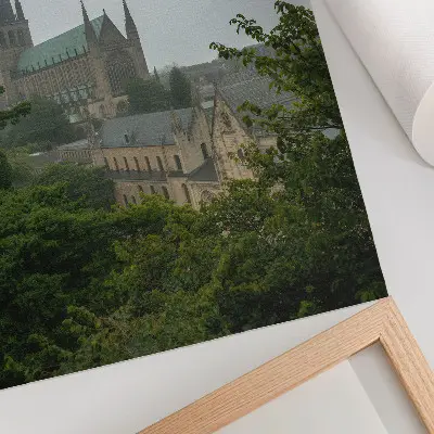 Decoratieve poster gotische kathedraal omringd door groene bomen