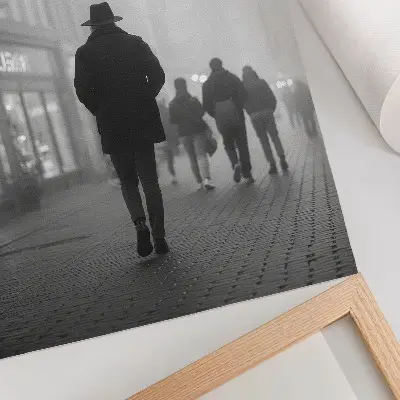 Wandposter figuur met een hoed, mist en paraplu's in mysterieuze stijl
