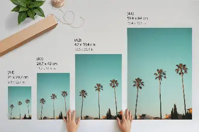 Decoratieve poster met palmbomen tegen een blauwe achtergrond voor een exotische sfeer