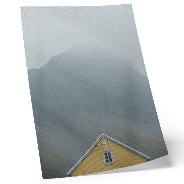 Poster Gele huis mist bergen vredige sfeer