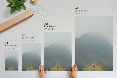 Poster gele huis met bergen en vredige sfeer