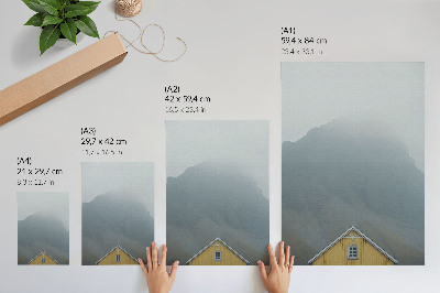 Poster Gele huis mist bergen vredige sfeer