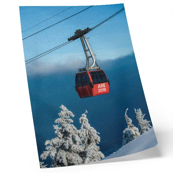 Decoratieve poster winterlandschap met een rode gondel en witte bomen