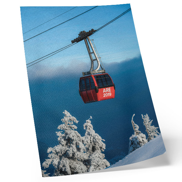 Decoratieve poster Winterlandschap, rode gondel, witte bomen