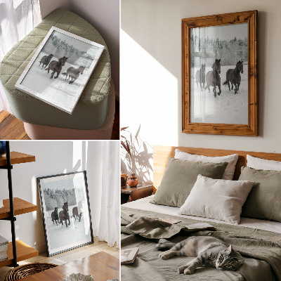 Wandposter Zwarte paarden in beweging tegen een besneeuwde achtergrond.