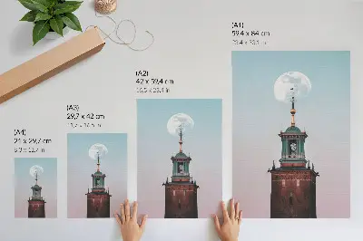Wandposter toren bij maanlicht met een rustige pastelkleurige achtergrond