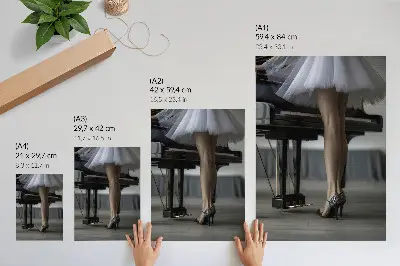 Wandposter ballerina aan de piano in een stijl van elegantie en verfijning