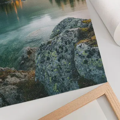 Poster bergen meer en eiland in een mistige ochtend