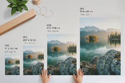 Poster Bergen, meer, eiland, mistige ochtend