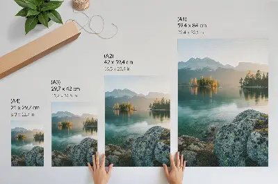 Poster bergen meer en eiland in een mistige ochtend