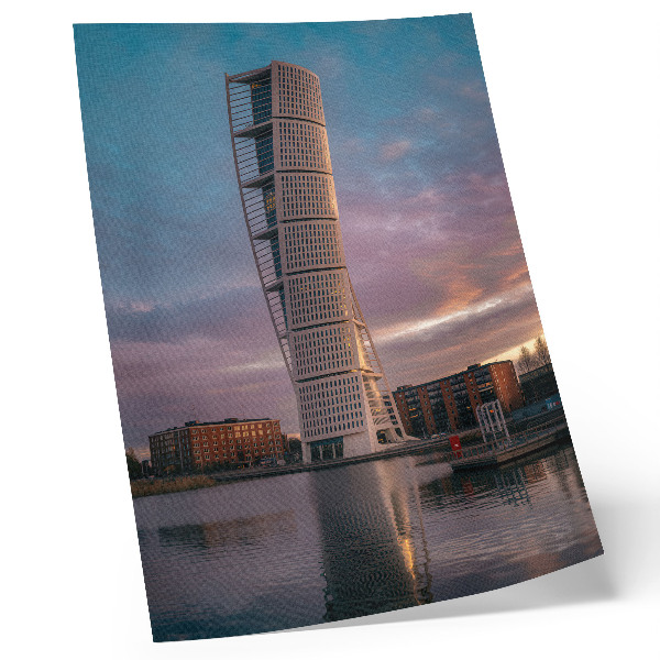 Wandposter Een moderne toren tegen de achtergrond van de zonsondergang.