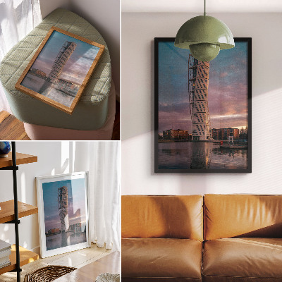 Wandposter Een moderne toren tegen de achtergrond van de zonsondergang.