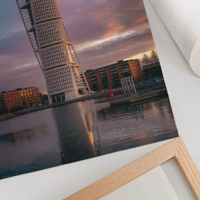 Wandposter Een moderne toren tegen de achtergrond van de zonsondergang.