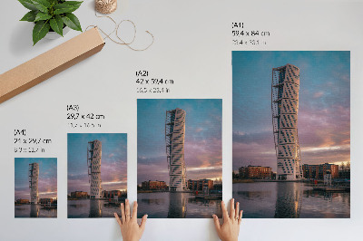Wandposter Een moderne toren tegen de achtergrond van de zonsondergang.