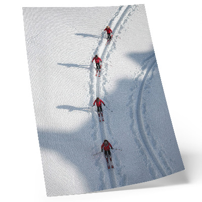 Decoratieve poster Skiërs in de sneeuw met rode jassen aan.