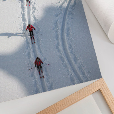 Decoratieve poster Skiërs in de sneeuw met rode jassen aan.