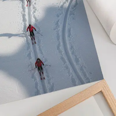 Decoratieve poster skiërs in de sneeuw met rode jassen