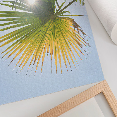 Decoratieve poster Palmbladeren op een blauwe achtergrond, in het zonlicht.