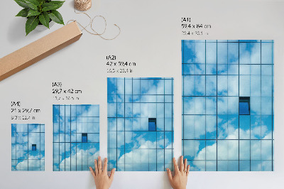 Wandposter Een glazen gevel die de lucht en wolken weerspiegelt.