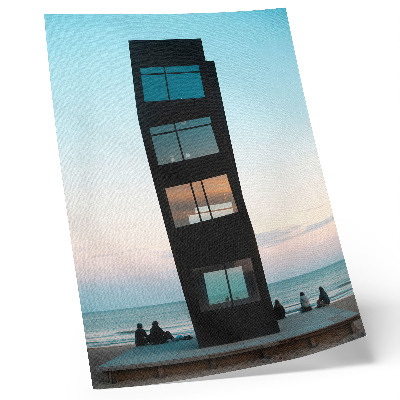 Wandposter Een moderne zwarte toren boven een blauwe zee